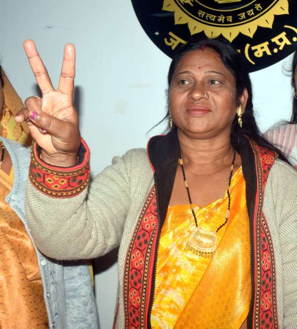 कॉग्रेस से भाजपा मे शामिल अध्यक्ष बनी  