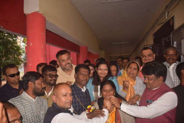 कॉग्रेस से भाजपा मे शामिल अध्यक्ष बनी  