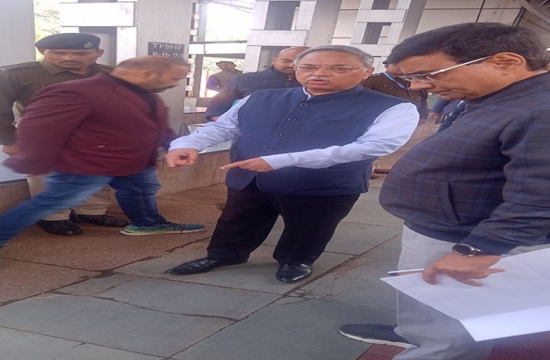 स्टेशन पर टूटी टाइल्स व पटरी पर गंदगी देख जीएम बोले- ऐसे काम नहीं चलेगा सुधर जाओ