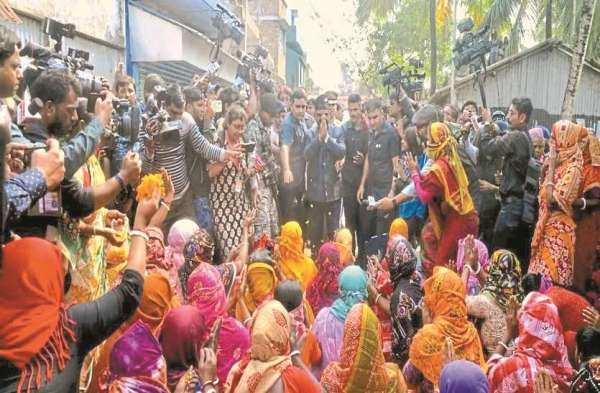 महिलाओं से अत्याचार की खबर मिलने पर राज्यपाल सीवी आनंद बोस केरल से सीधे संदेशखाली गए। पीड़ित महिलाएं उनके पैरों पर गिर पड़ीं। उन्होंने राज्यपाल से अपनी पीड़ा और उत्पीड़न की शिकायत की। वे राज्यपाल के सामने हाथ जोड़े खड़ी नजर आईं। संदेशखाली की महिलाओं से बातचीत करते राज्यपाल सीवी आनंद बोस।