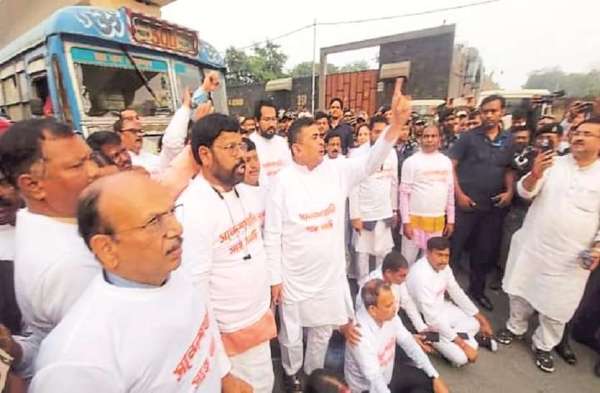 पुलिस ने भाजपा नेता शुभेंदु अधिकारी और पार्टी के कई अन्य विधायकों को संदेशखाली इलाके में जाने से सोमवार दोपहर को रोक दिया। पुलिस ने इलाके में सीआरपीसी की धारा 144 के तहत निषेधाज्ञा लागू होने का हवाला देते हुए नेताओं को रोका। रोके जाने पर विरोध जताते भाजपा नेता शुभेंदु अधिकारी।