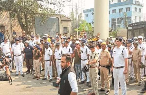 विरोध प्रदर्शन को देखते हुए प्रशासन की ओर से सभी संवेदनशील स्थानों पर इंटरनेट पर लगे बैन को बढ़ा दिया गया है। संदेशखाली जाने के रास्ते पर तैनात पुलिसकर्मी।