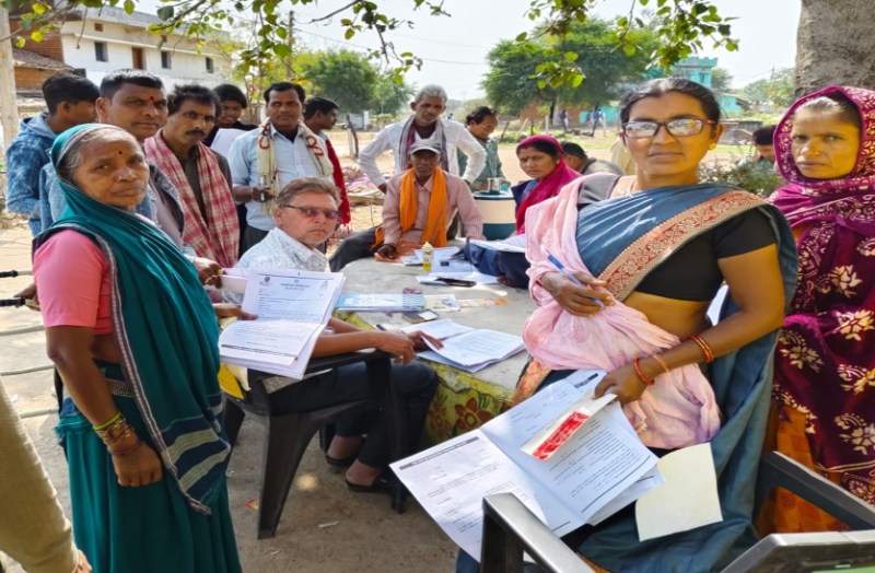 सरपंच बना लुटेरा: महतारी वंदन योजना के हितग्राहियों से लिया जा रहा दस-दस रुपए