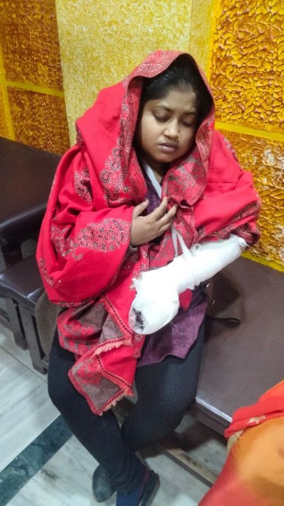 रुपयों से भरा बैग झपटा, बाइक से गिरी महिला को दस मीटर घसीटा, हाथ की तीन उंगलियों में फ्रैक्चर