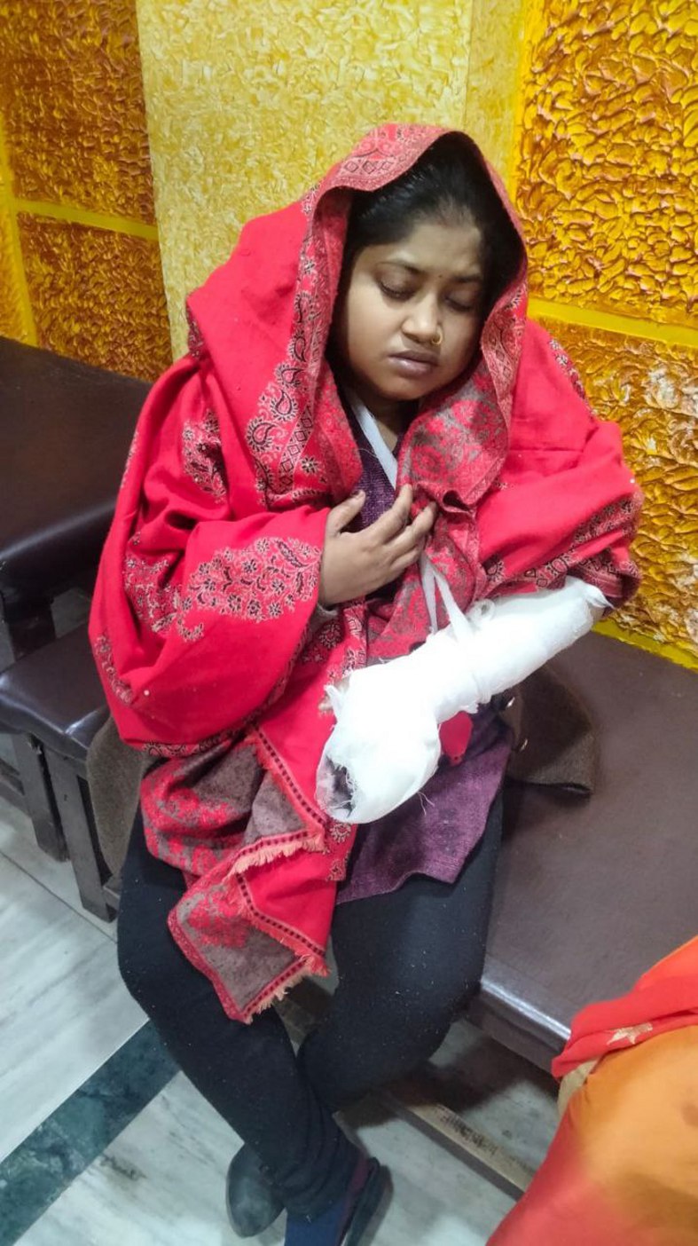 रुपयों से भरा बैग झपटा, बाइक से गिरी महिला को दस मीटर घसीटा, हाथ की तीन उंगलियों में फ्रैक्चर