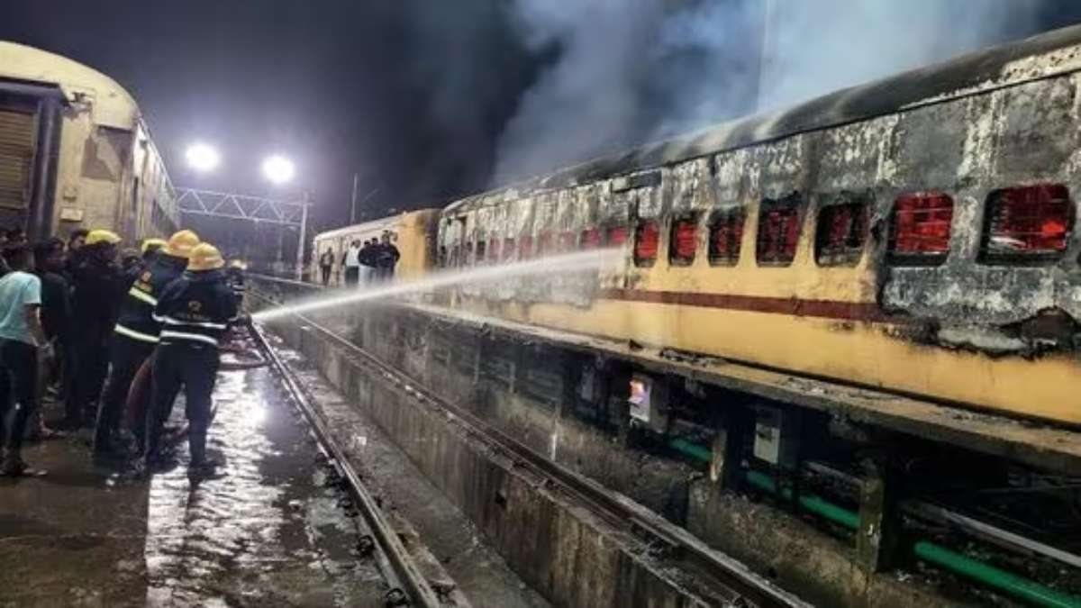 Video: पुणे स्टेशन पर धूं-धूं कर जली ट्रेन, कई डिब्बे जलकर खाक, कोई हताहत  नहीं | Patrika News | हिन्दी न्यूज