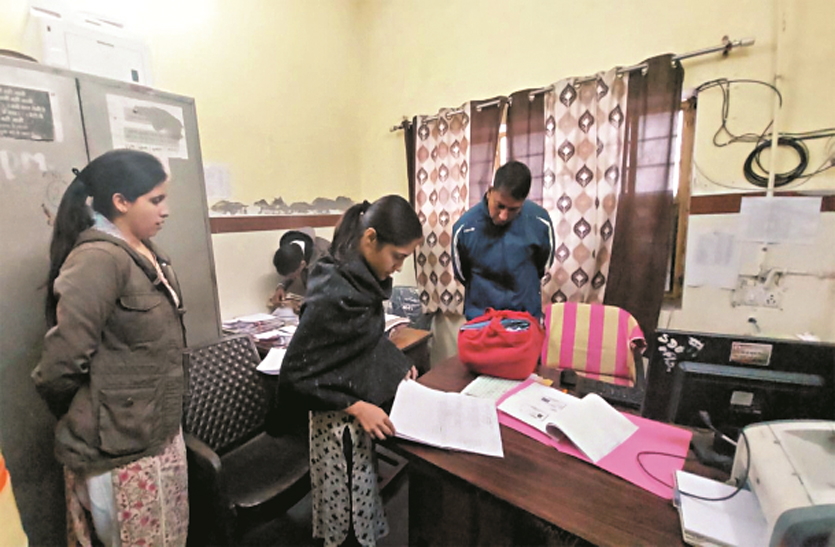 टीम पहुंची तो कर्मचारियों ने दौडकऱ किए हस्ताक्षर, अनुपस्थित पाए गए 19 कार्मिक