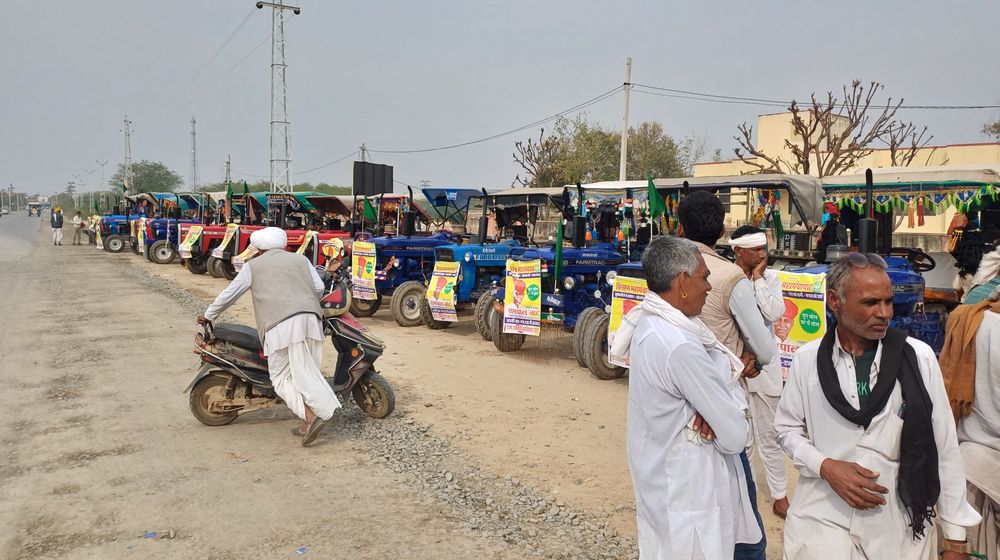 ट्रेक्टरों के साथ किसानों का पड़ाव