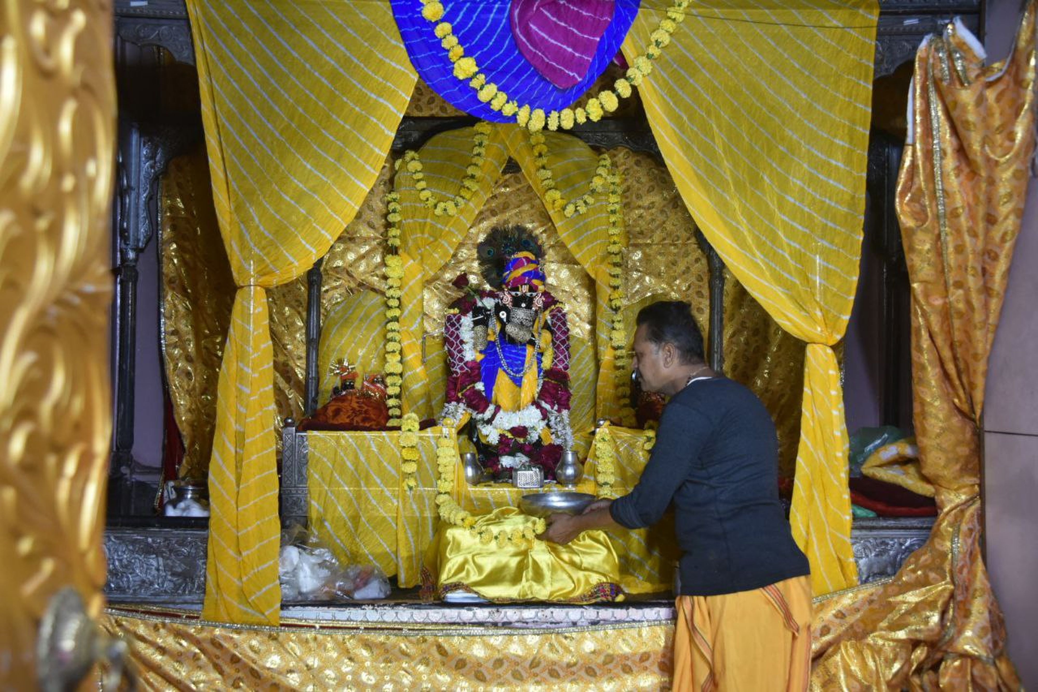 GANG SHYAM TEMPLE: यहां ठाकुरजी को साल में एक बार ही पहनाया जाता स्वर्ण व रत्नजडि़त मुकुट