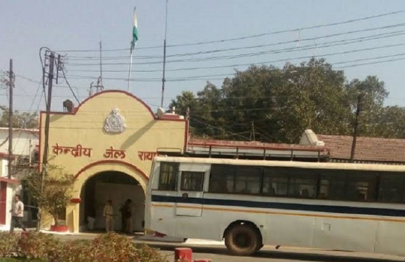 जेल में कैदियों की मौज, खा रहे गुटखा-तंबाखू और चला रहे पेन ड्राइव, कलेक्टर-एसपी की छापामार कार्रवाई, मचा हड़कंप