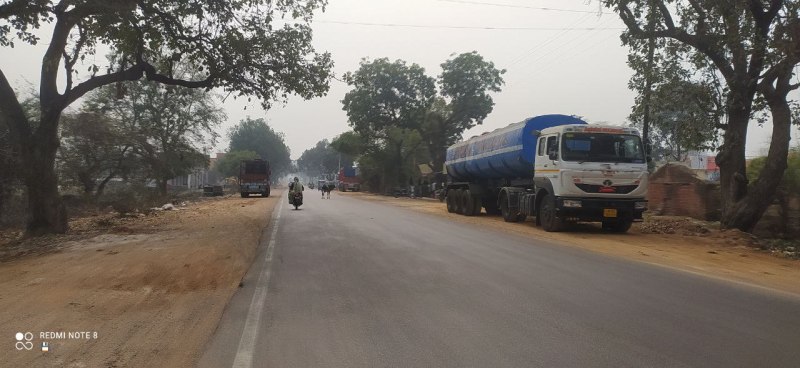 सागर रोड पर सड़क के दोनों ओर खड़े ट्रक