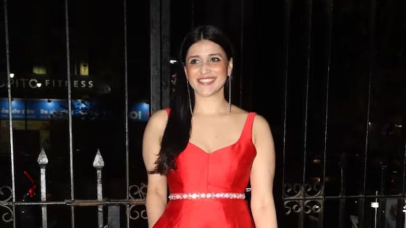 mannara_chopra_valentine_day.jpg