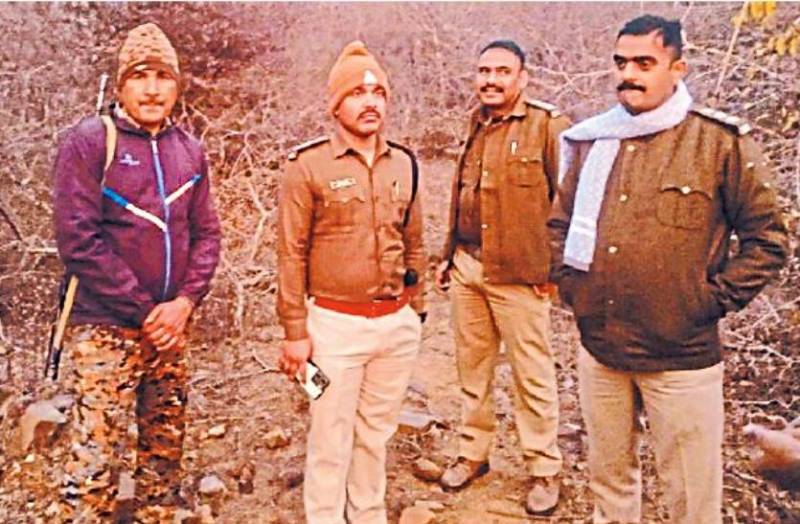 mp_rajasthan_police_entered_the_forests_to_search_the_dacoit_carrying_a_reward_of_fifty_thousand.jpg