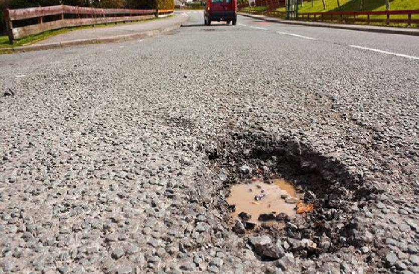 pothole_road_pic_upload_on_pothole_app_launched_by_pwd_jabalpur_news_for_action_instantly.jpg