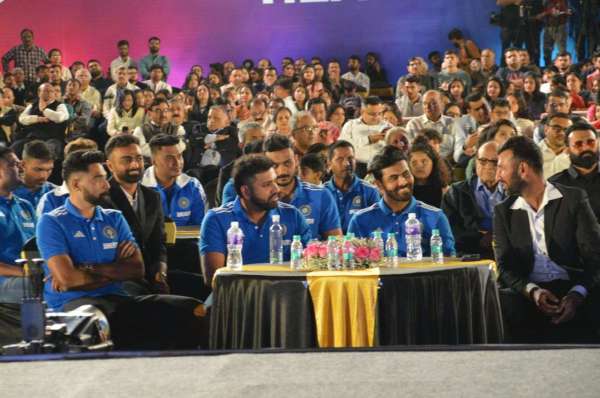 समारोह में टीम इंडिया के सदस्य, सौराष्ट्र क्रिकेट एसोसिएशन के पदाधिकारी आदि मौजूद थे।