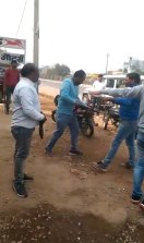 करैरा में दिनदहाड़े रेत माफिया ने लहराए हथियार