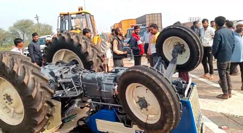 असंतुलित होकर पलटा ट्रैक्टर
