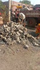रोड किनारे पड़े पेवर्स ब्लॉक चोरी, ठेकेदार ने पार्षद पर लगाए चोरी के आरोप