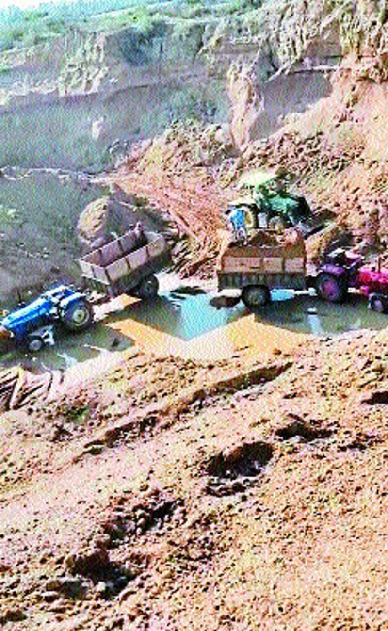 कलेक्टर बोले-रास्ते में गुमटियों में तैनात रहते हैं रेत माफिया के मुखबिर