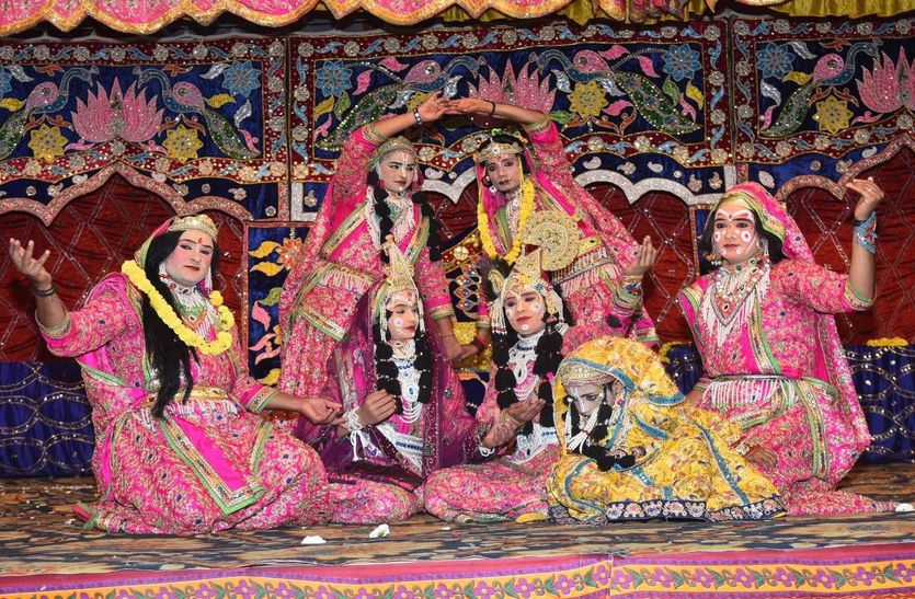 मथुरा की रासलीला देखने उमड़े श्रोता