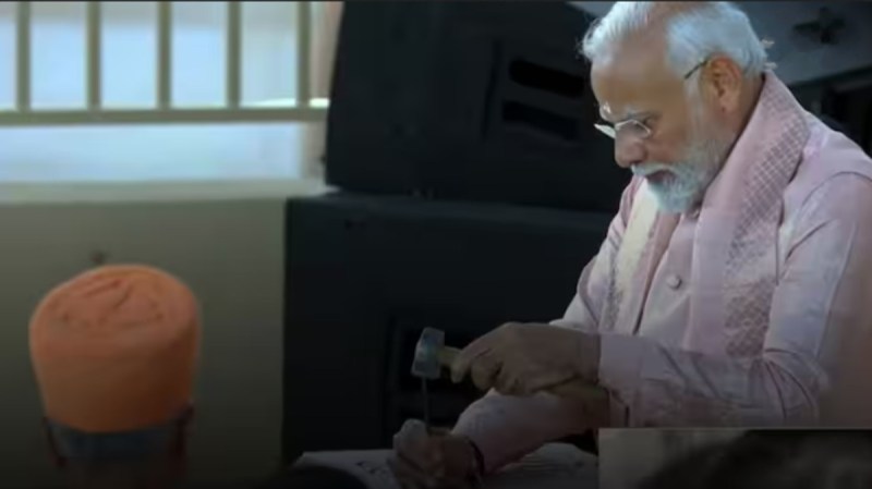 pm_modi_carves_on_stone_in_temple.jpg