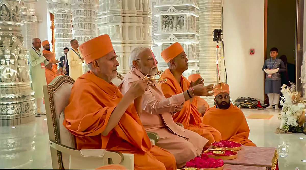 pm_modi_in_hindu_temple_in_abu_dhabi.jpg