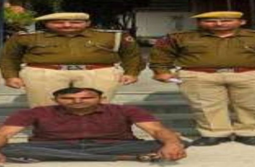 पुलिस का ऐसा दबाव कि 25 हजार रुपए का इनामी खुद थाने पहुंचा