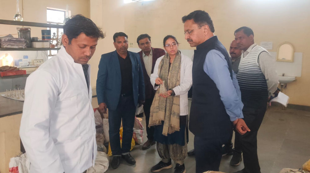 टोंक जिले के दौरे पर रहे प्रमुख शासन सचिव, मृदा परीक्षण प्रयोगशाला एवं किसान सेवा केन्द्र का किया निरीक्षण