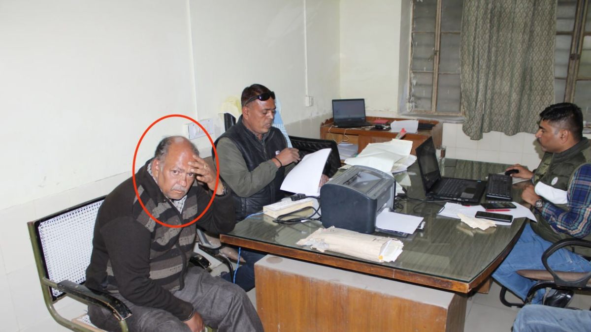 sunil_jain_assistant_administrative_officer_arrested_by_acb.jpg