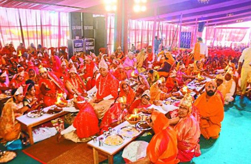 गजरथ फेरी में हाथियों ने खींचा रथ, हेलीकॉप्टर से पुष्पवर्षा