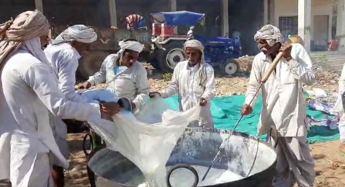 लोक देवता देवनारायण जयंती मनाई, भंडारा कर प्रसाद बांटा
