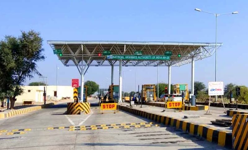 कार घर के बाहर खड़ी, 150 किमी दूर प्लाजा पर कट गया टोल