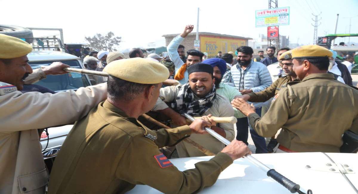 किसान आंदोलन : राजस्थान बॉर्डर पर बढ़ी टेंशन, पुलिस और किसानों के बीच झड़प,
देखें फोटोज
