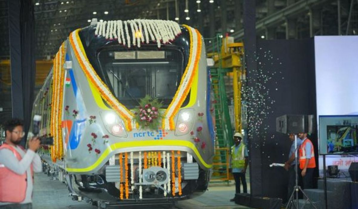 Video में देखें मेरठ की पहली मेट्रो, NCRTC को सौंपी गई चाभी, नमो भारत के ही ट्रैक पर दौड़ेगी