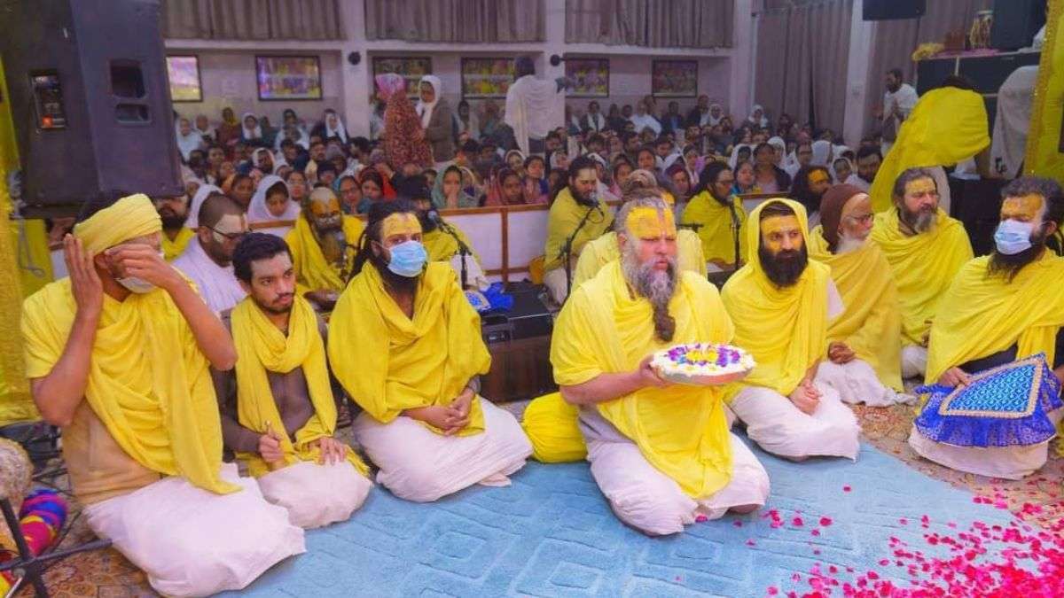 तस्वीरें: प्रेमानंद महाराज क्याें पीला ड्रेस पहनते हैं? किस संप्रदाय से रखते हैं
ताल्लुक