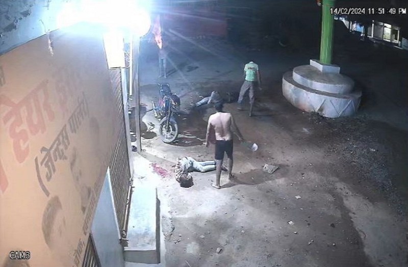 घायल को पीटता आरोपी