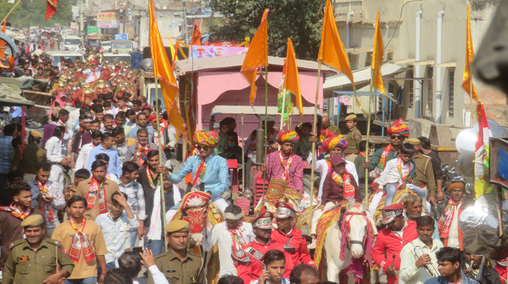 शोभायात्रा में गूंजे भगवान देवनारायण के जयकारें, मंत्री ने ध्वज पूजन कर उतारी आरती