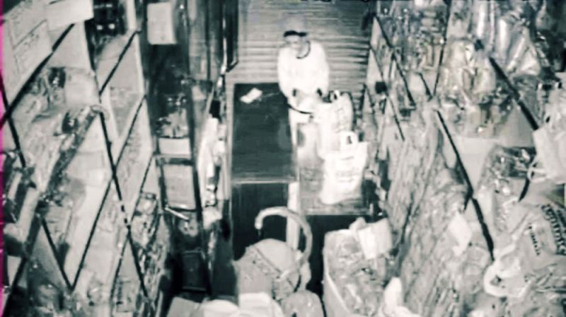 पुलिस को छका रहे चोर, पड़ाव, सुभाष उद्यान के पास एक रात में 6 दुकानों के तोड़े ताले