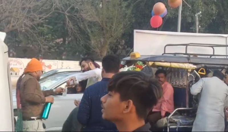 सड़क पर बोतल से पैग बनाते हुए