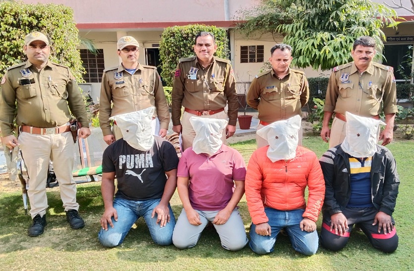 अपरहण कर मोबाइल से पैसे करवा लेते थे ट्रांसफर, चार आरोपी गिरफ्तार