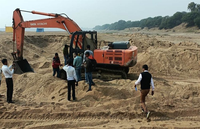 छत्तीसगढ़ में अवैध रेत खनन के खिलाफ प्रशासन की कार्रवाई, चेन माउंटेन मशीन  सहित 57 वाहनों को जब्त किया | Action On Illegal Sand Mining In Bhatapara 57  Vehicles Seized