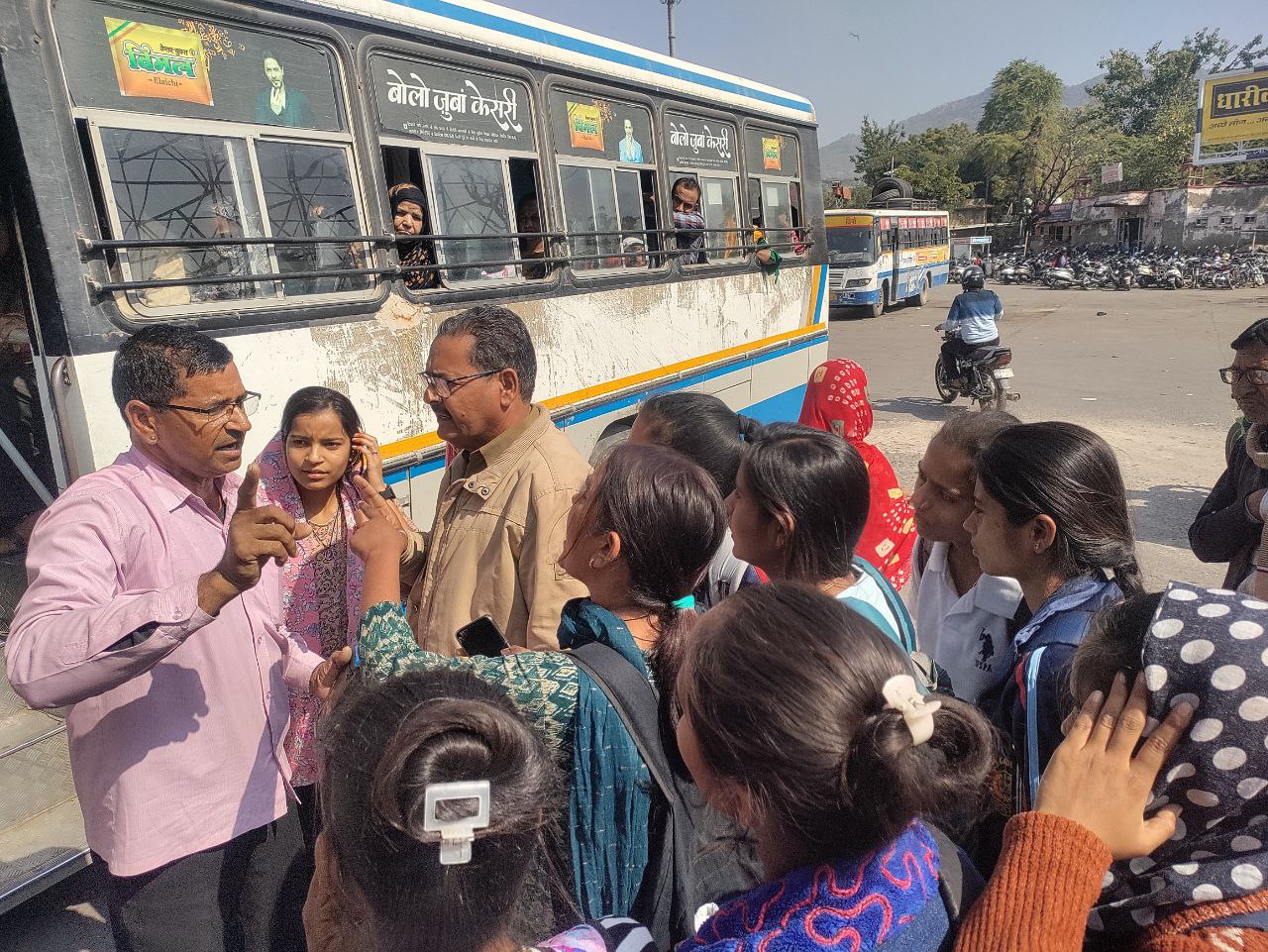 रोडवेज बस स्टैंड पर छात्राओं को बस से उतारा, कहा छोटी दूरी की सवारी नहीं बैठाते !