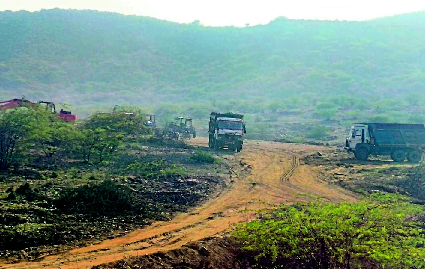नटावा व सथूर की पहाड़ियों में गूंज रहे अवैध खनन के धमाके