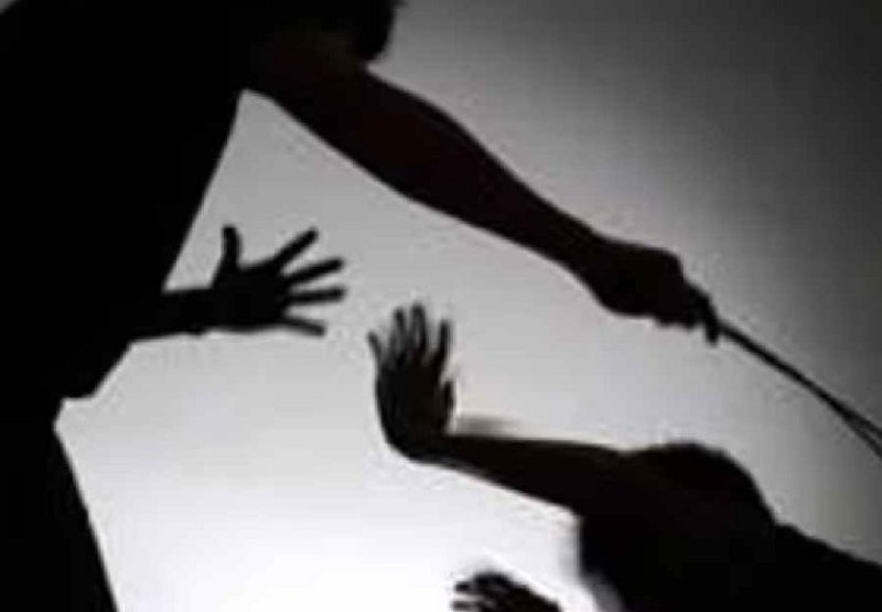 पिता ने बेची जमीन, मौत के बाद बेटे ने पत्नी व बहन के साथ मिलकर शिक्षिका व उसके बच्चों को पीटा, बाउंड्रीवाल भी ढहाया