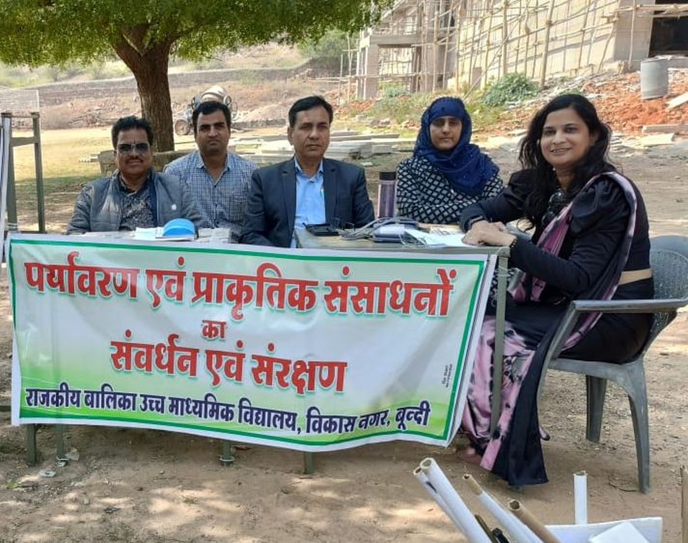 पॉलिथीन के दुष्परिणामों की जानकारी दी एवं कागज की थैलियां बनवाई
