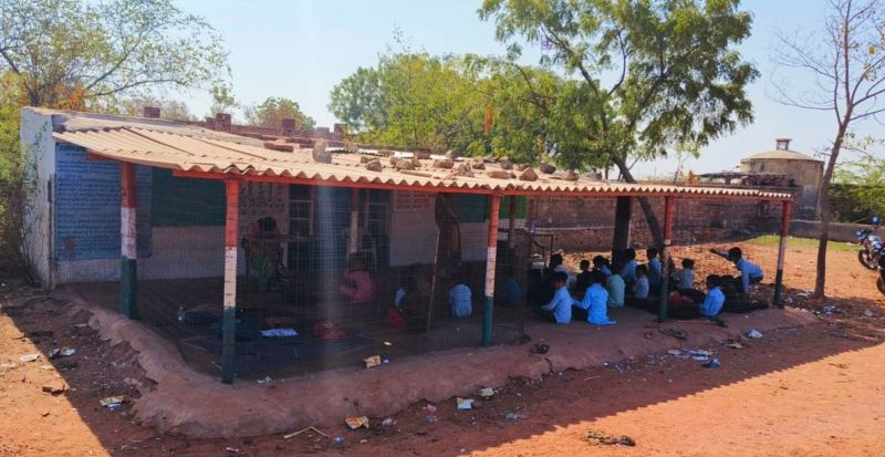 14 साल से छप्पर में संचालित हो रही सरकारी पाठशाला