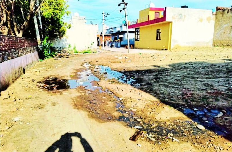 बगैर नाली बना दी सड़क, ढाल भी उलटा. . अब गली में गंदगी