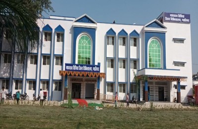 जिला अस्पताल में  हाजिरी को लेकर आरएमओ और कर्मचारी झगड़े