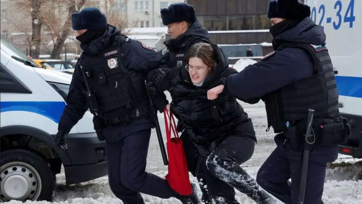 russian_woman_getting_arrested.jpg