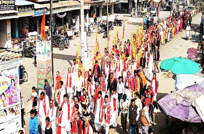 कलश यात्रा के साथ श्रीमद् भागवत कथा का आगाज, जगह-जगह स्वागत